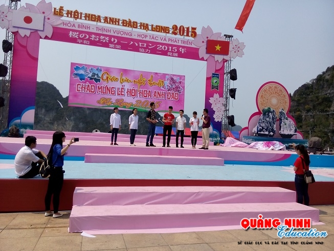 Học sinh trường THPT Hòn Gai tham gia lễ hội Hoa anh đào 2015
